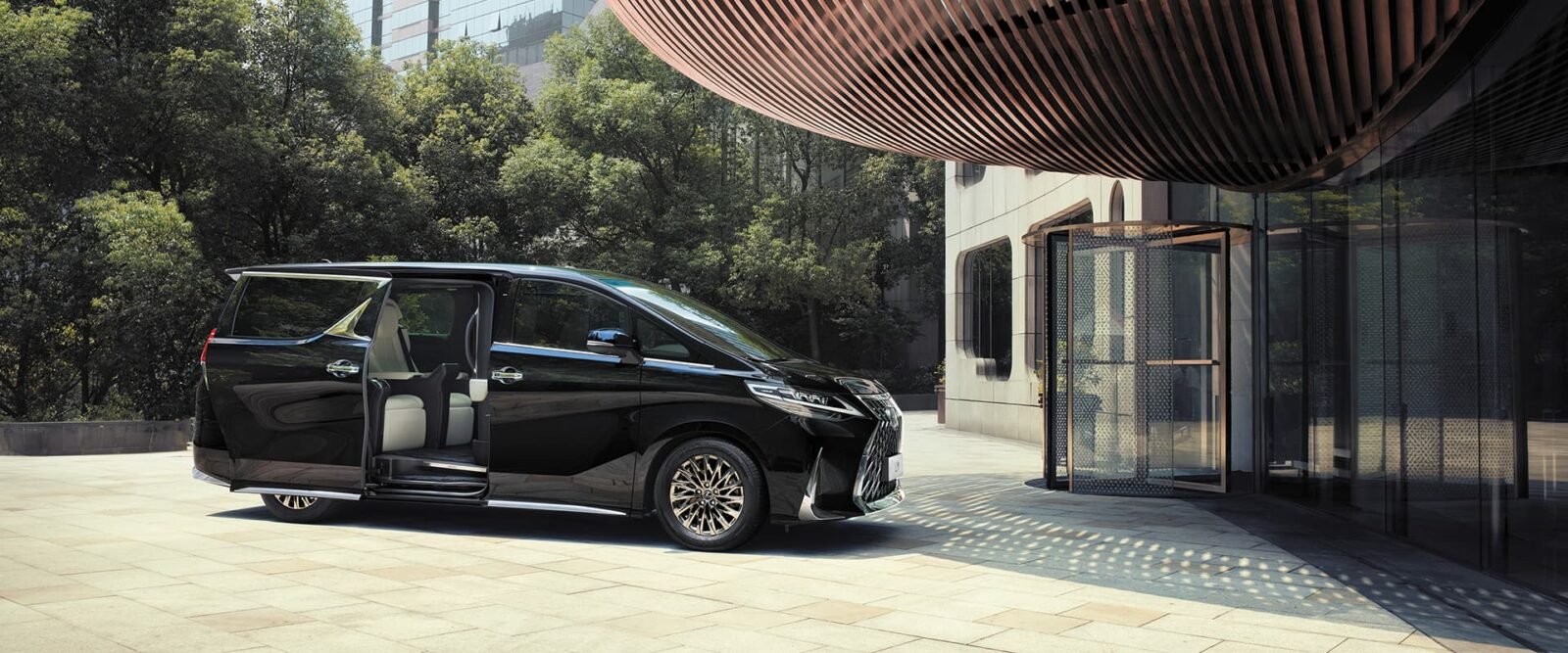 Lexus LM 350, photo 9 of 12