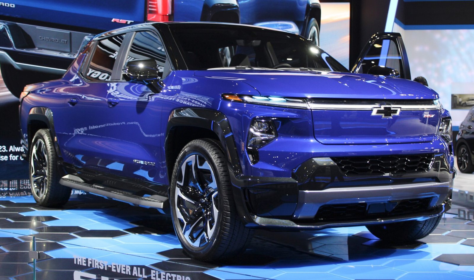 2024 Chevrolet Silverado EV RST, photo 2 of 5