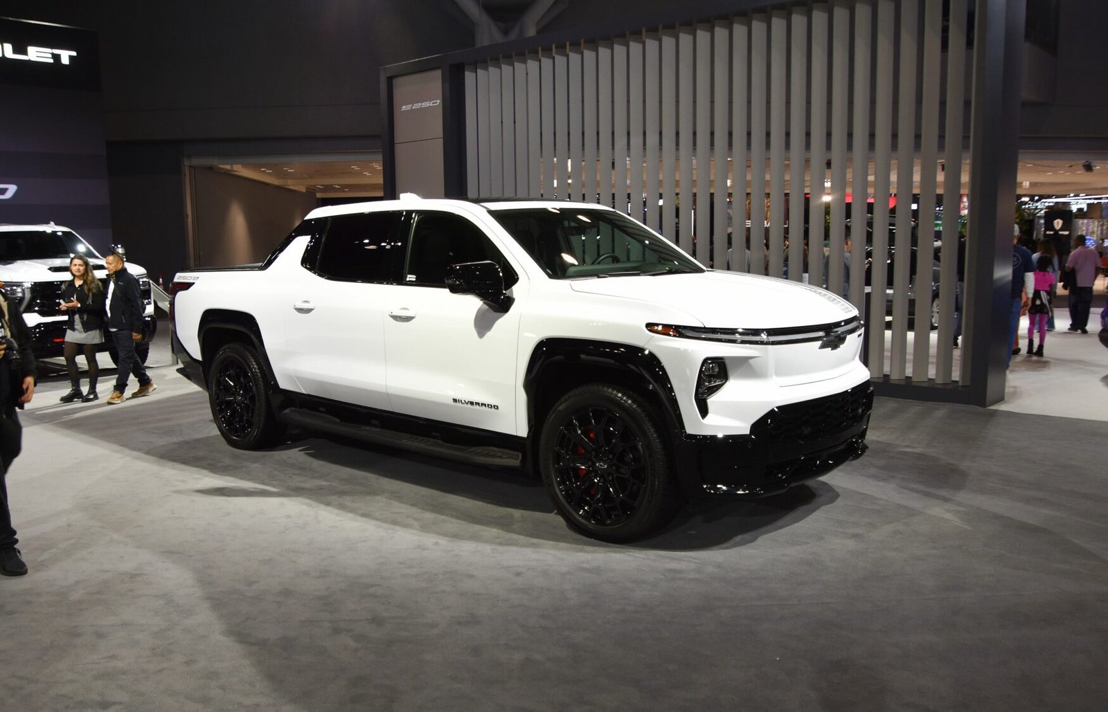 2024 Chevrolet Silverado EV RST, photo 5 of 5