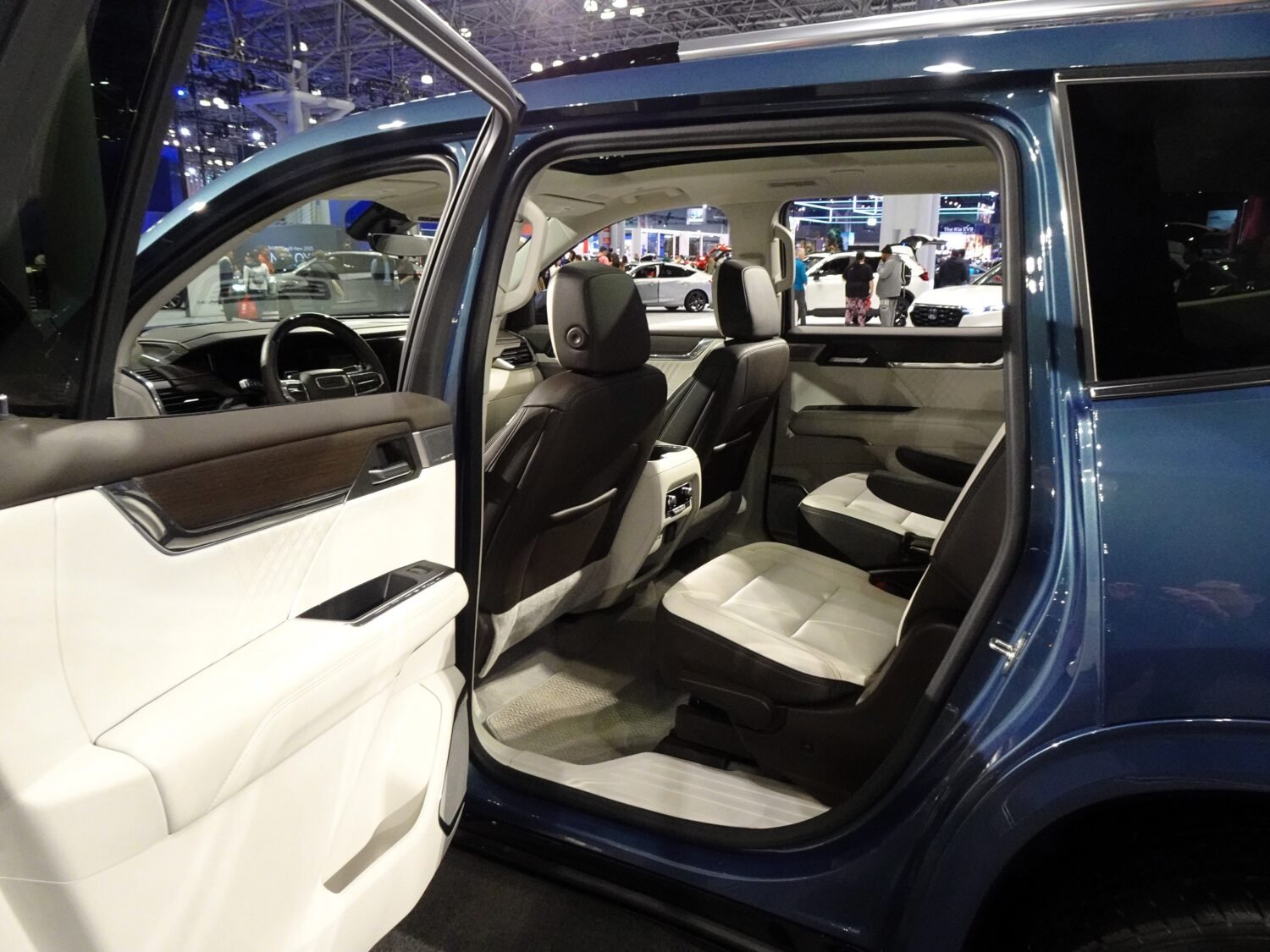 2024 GMC Acadia, photo 2 of 6