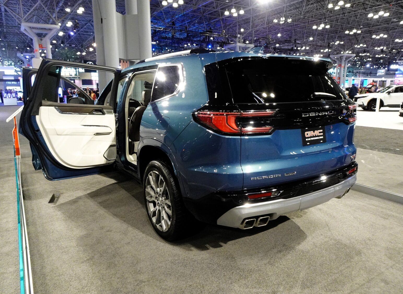 2024 GMC Acadia, photo 3 of 6
