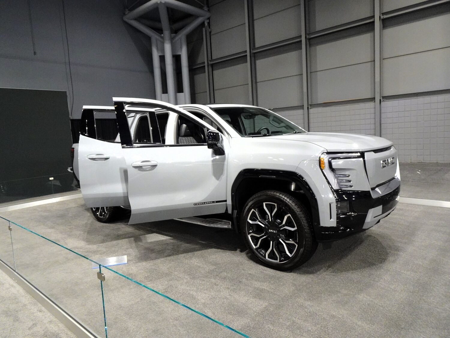 2024 GMC Sierra EV Denali, photo 3 of 6