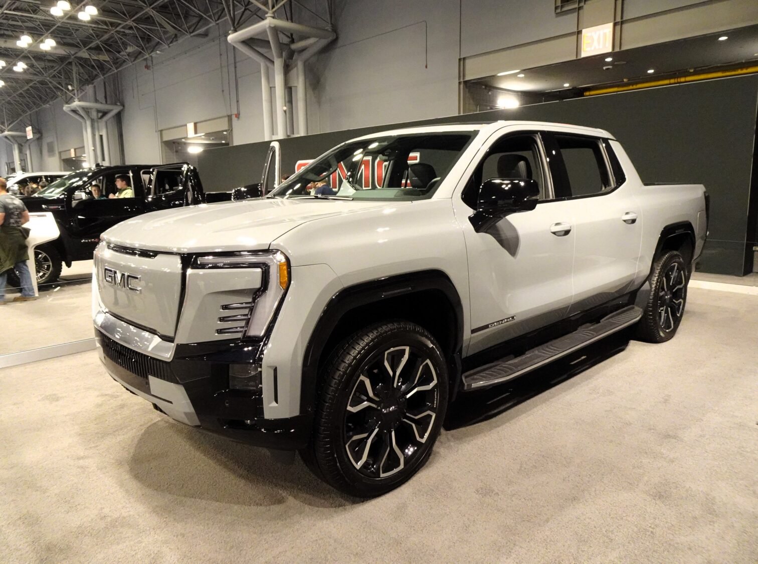 2024 GMC Sierra EV Denali, photo 4 of 6