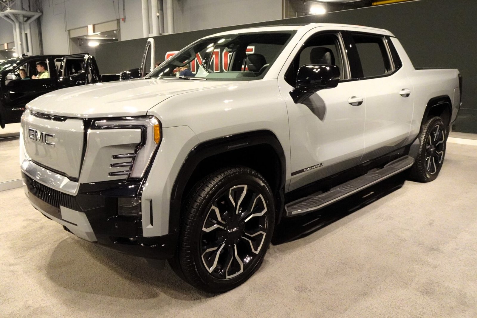 2024 GMC Sierra EV Denali, photo 5 of 6