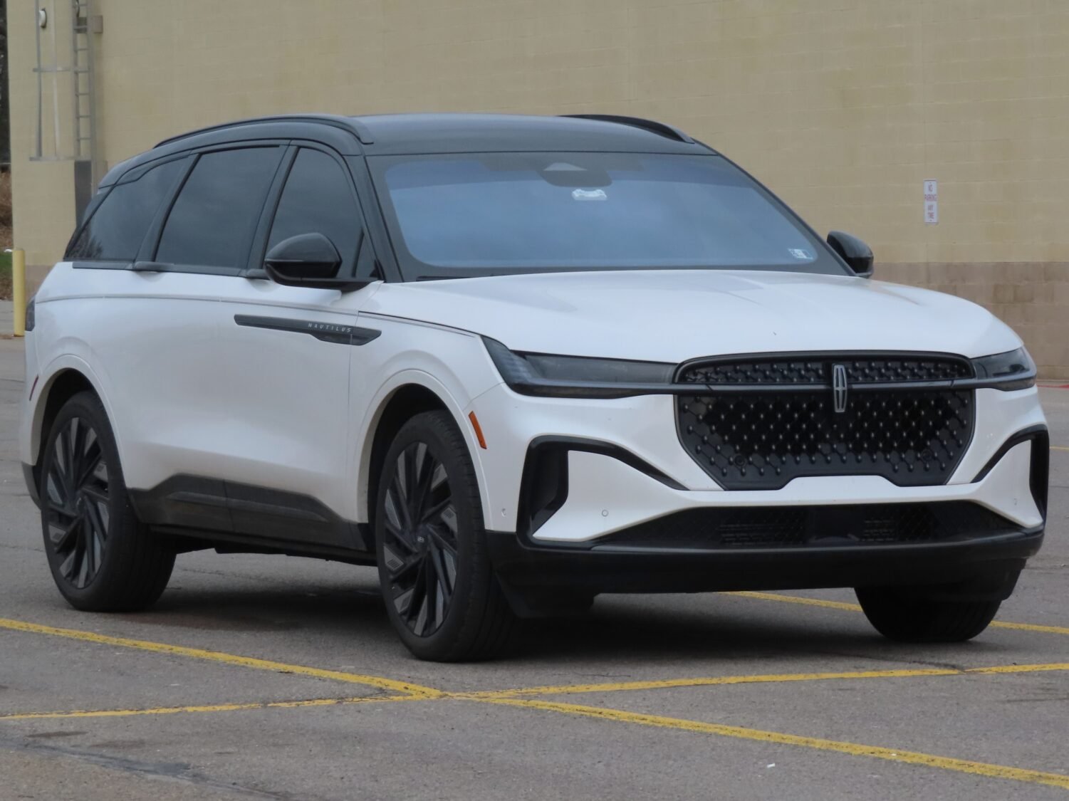 2024 Lincoln Nautilus, photo 1 of 7