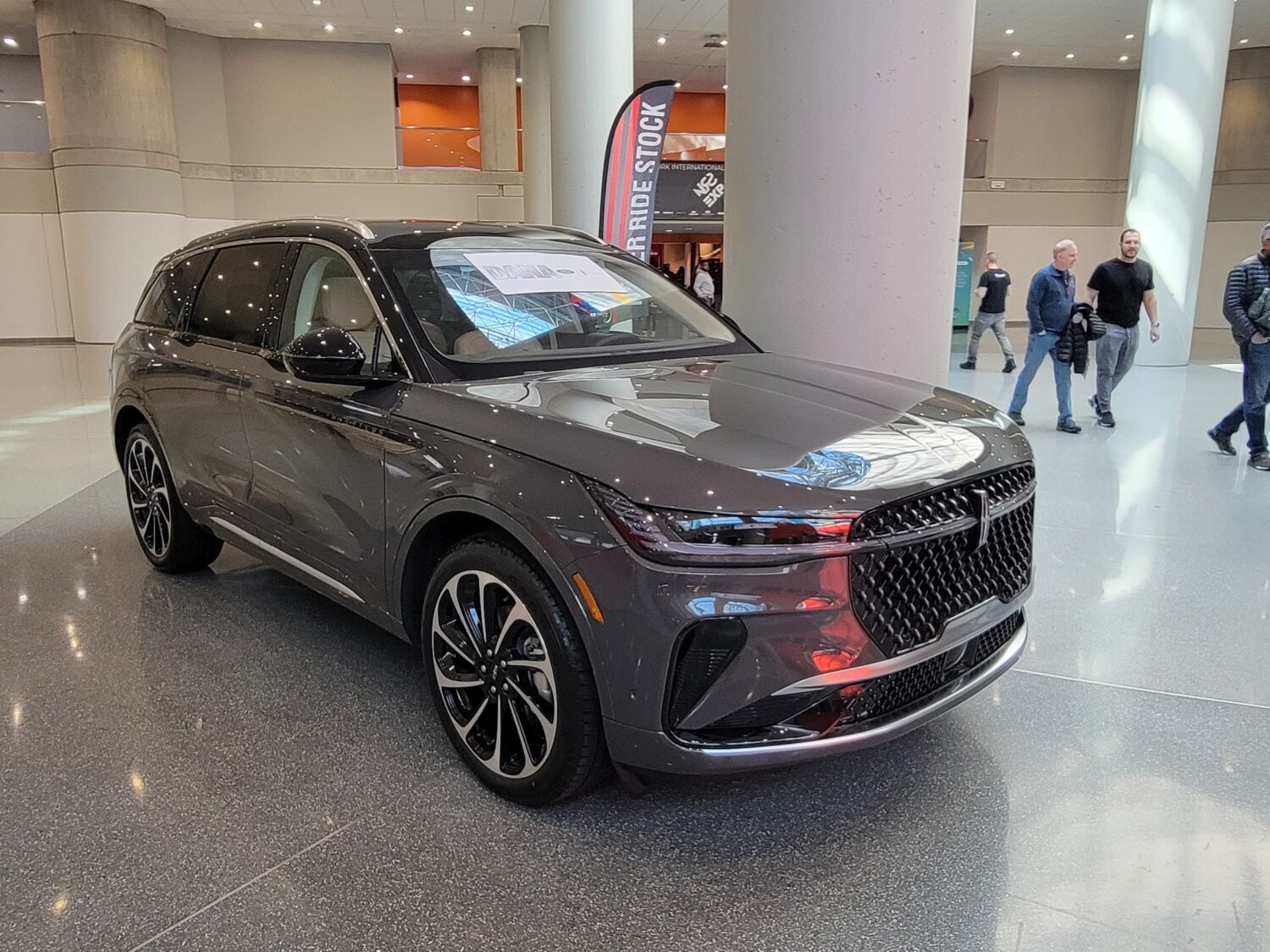 2024 Lincoln Nautilus, photo 2 of 7