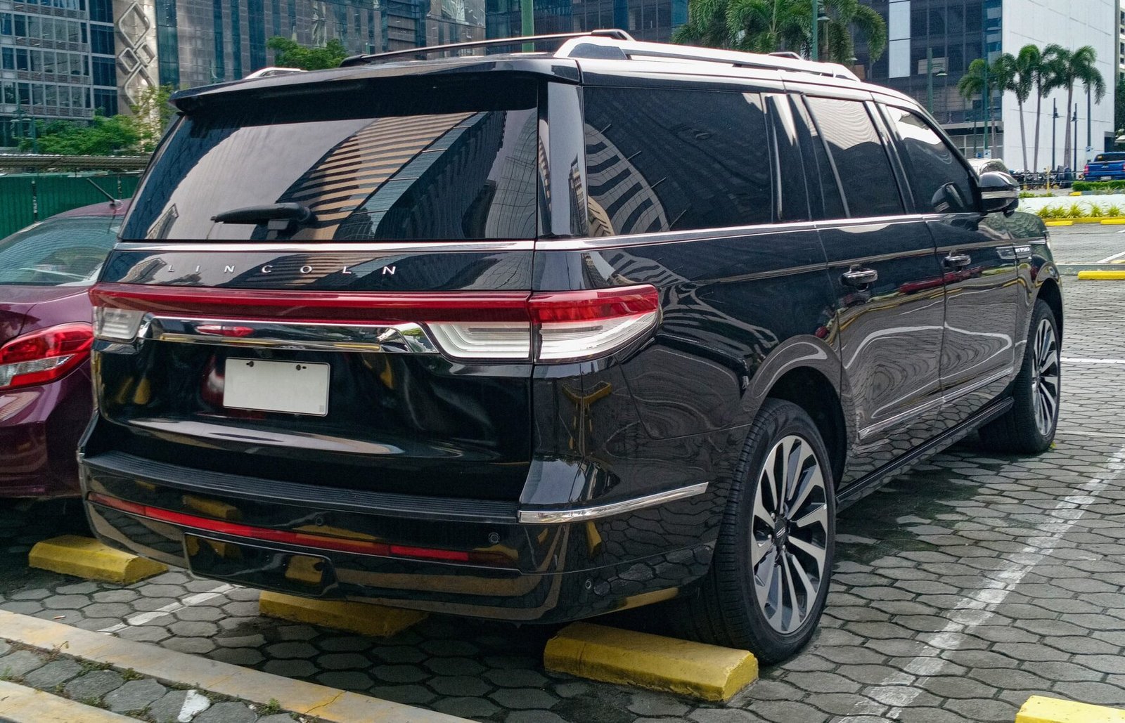 2024 Lincoln Navigator, photo 2 of 6