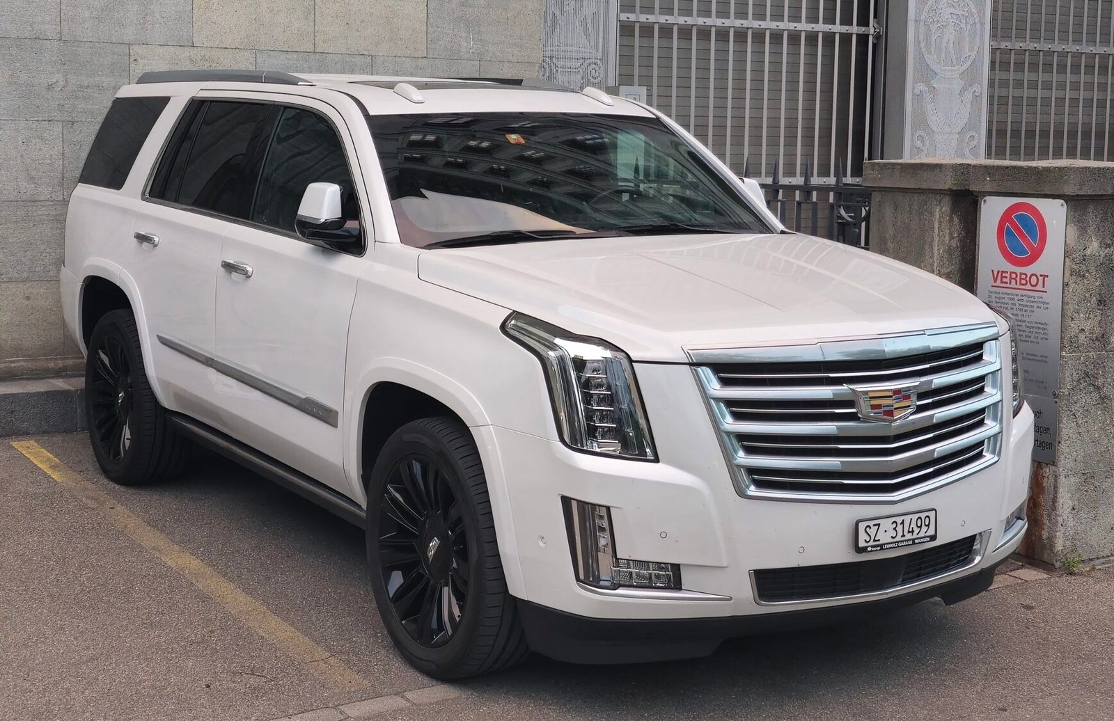 2025 Cadillac Escalade, photo 1 of 4