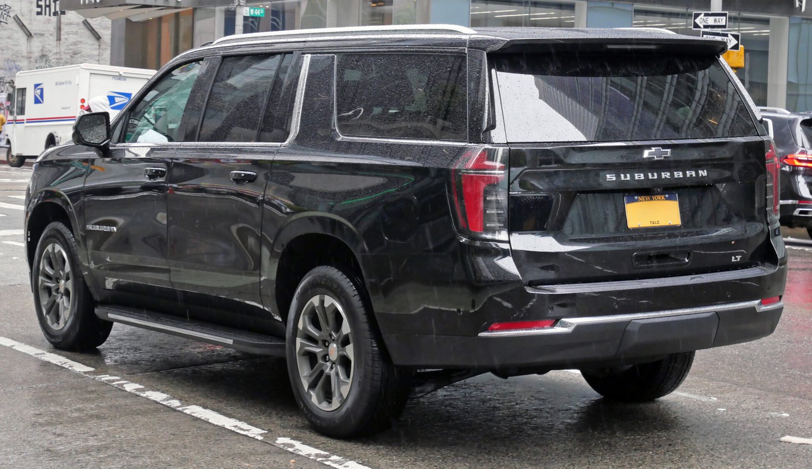 2025 Chevrolet Suburban, photo 2 of 7