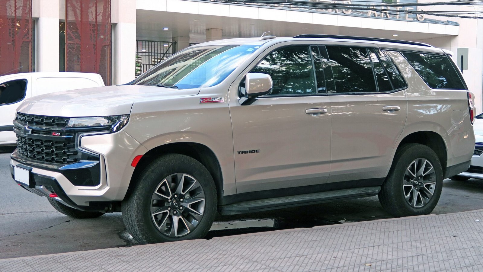2025 Chevrolet Tahoe, photo 2 of 6