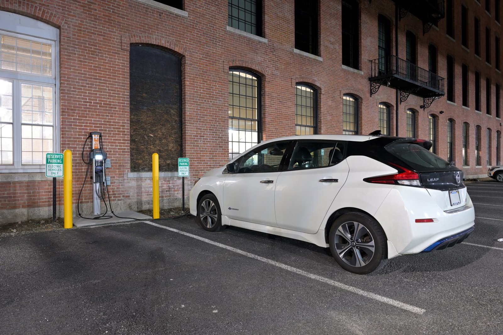 2025 Nissan LEAF, photo 2 of 6