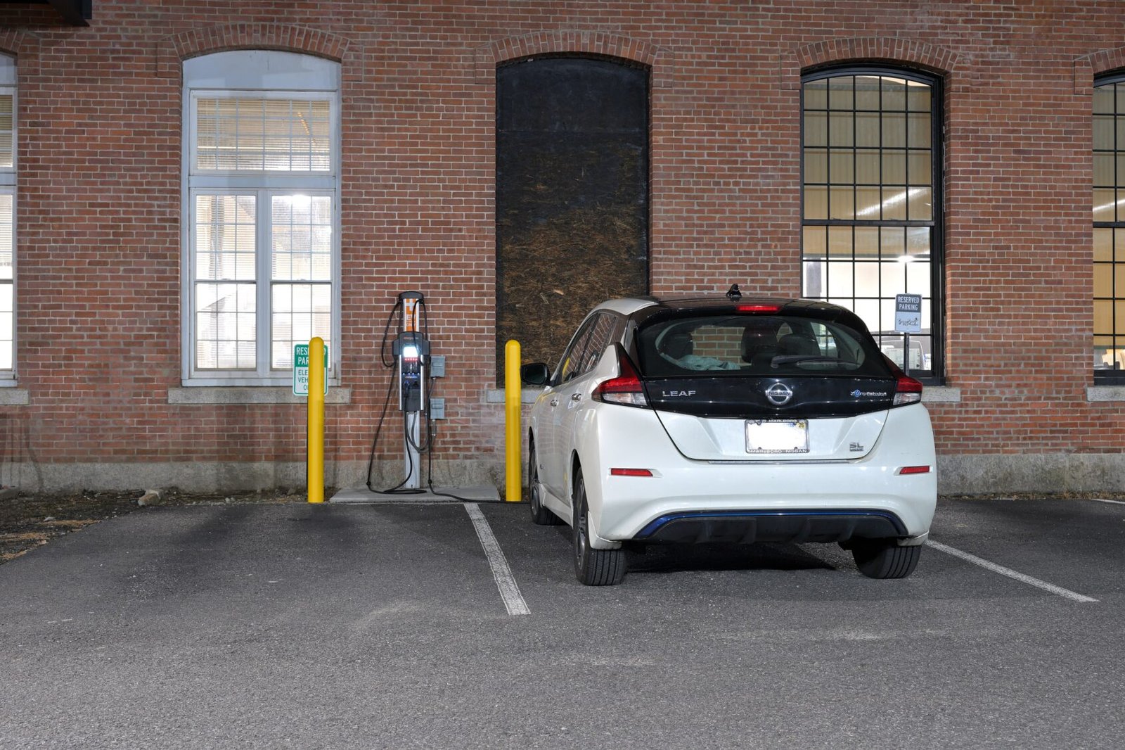 2025 Nissan LEAF, photo 3 of 6