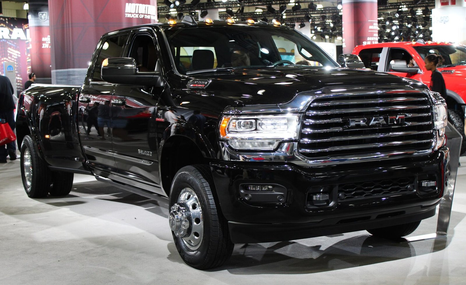 2025 RAM 3500 Heavy Duty, photo 3 of 6