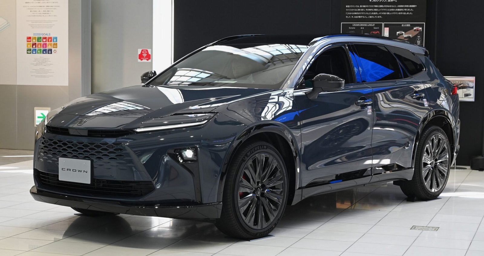 2025 Toyota Crown Estate, photo 3 of 6